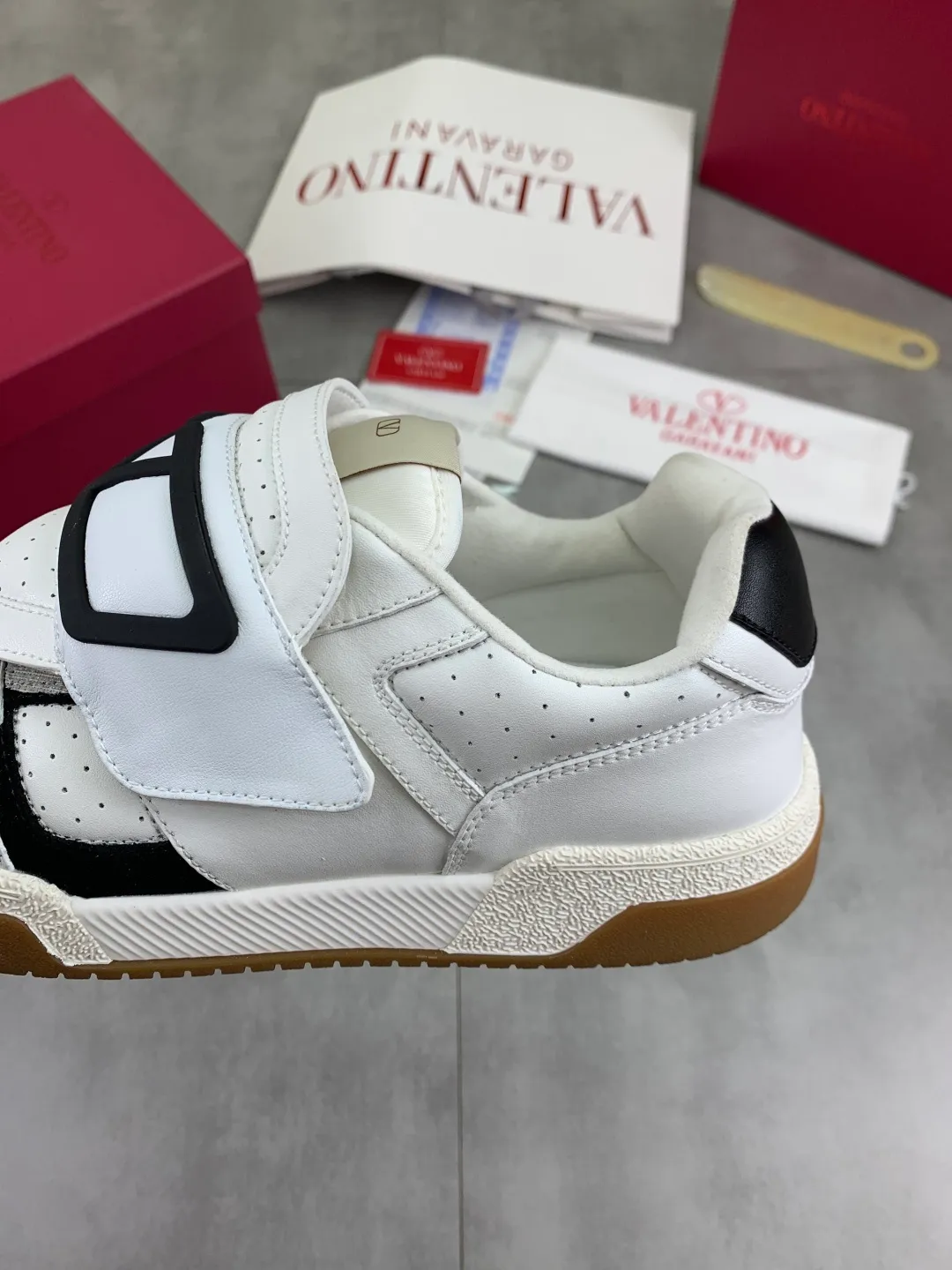 Men's men's shoes 💰P680 New Valentino 𝑶𝒏𝒆𝑺𝒕𝒖𝒅 Couple's sports shoes series Valentino 2025 new couple's sports shoes are on sale. The original ZP purchase and dismantling. Repeated pattern making and modification. 1:1 restoration! Top luxury masterpiece Velcro design Soft and comfortable imported calfskin brings excellent elegant texture and excellent on-foot comfort Top purchasing version upper: imported calfskin surface/original oil edge craftsmanship Lining: water-dyed sheepskin lining Outsole: original development 𝐓𝐏𝐔 two-color combination outsole Packaging: original configuration complete package Code number: 35-46